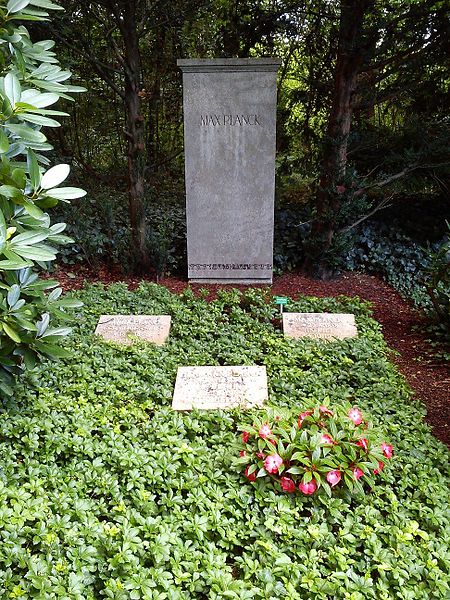 File:Stadtfriedhof Göttingen Max Planck Familie.jpg